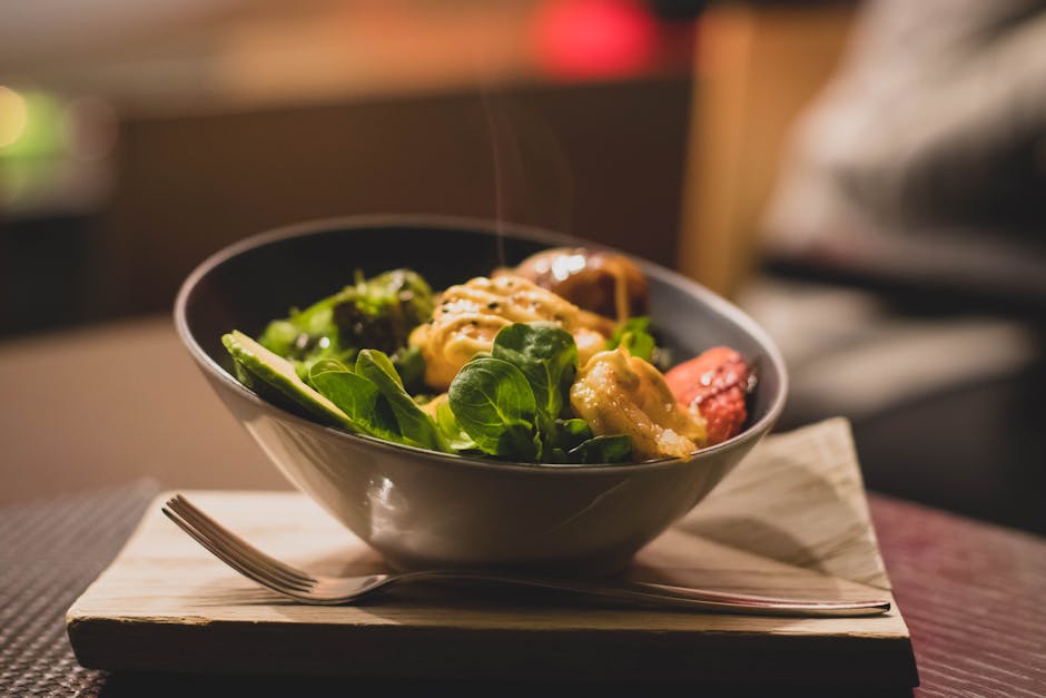 Zuckerfreie Ernährung – Warum und wie funktioniert das? wpId: '19461' wpSlug: zuckerfreie-ernaehrung wpType: post dateCreated: '2023-07-10 23:35:27' dateModified: '2023-07-11 16:17:42' status: publish author: adminmm categories: - Getränke - Süßigkeiten & Desserts - Low Carb Grundlagen - Frühstücksrezepte - Hauptgerichte - Backen ohne Zucker - Ernährungstrends - Nährstoffwissen - Gesunde Alternativen tags: [] excerpt: >- Wenn es um unsere Ernährung geht, ist Zucker ein heiß diskutiertes Thema. Egal ob in Kuchen, Süßigkeiten oder Softdrinks – der süße Stoff ist nahezu überall zu... parentId: '0' hasRecipes: false type: blog